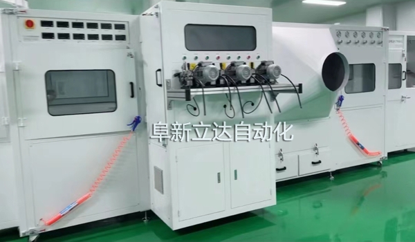 自動(dòng)噴金機(jī)是電容器生產(chǎn)中的關(guān)鍵設(shè)備，規(guī)格有三槍，雙面四槍、六槍、八槍，可按客戶需求定制，阜新立達(dá)自動(dòng)化裝備有限公司